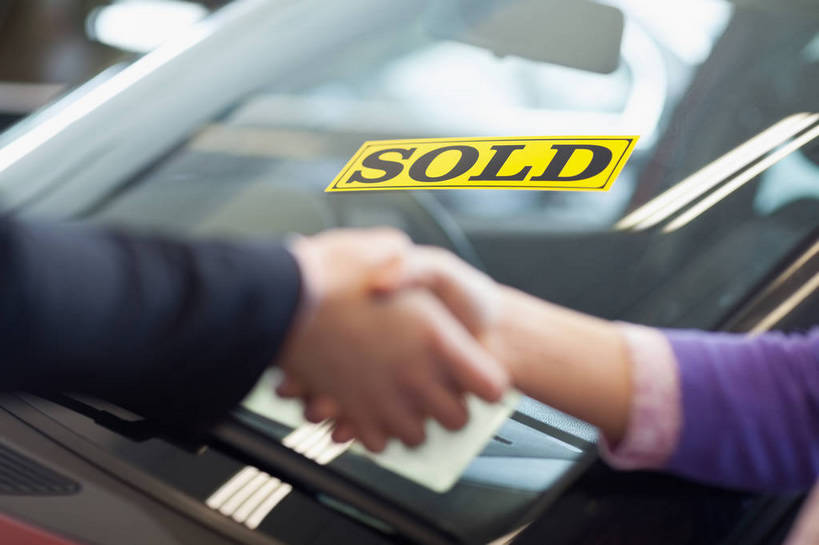 西方人,手,两个人,商务人士,商务男性,商店,握手,横图,室内,特写,白天,正面,衬衫,汽车,欧洲,欧洲人,套装,朦胧,模糊,英文,标志,文字,字符,字母,标识,商铺,顾客,车,交通工具,轿车,手部,英文字母,专卖店,载具,商务装,汽车专卖店,工薪阶层,4S店,市肆,商号,主顾,男人,男性,年轻男性,年轻女性,女人,女性,白种人,白领,上班族,搀手,拉手,手搀手,手拉手,手牵手,手握手,半身,彩图,衬衣,店铺