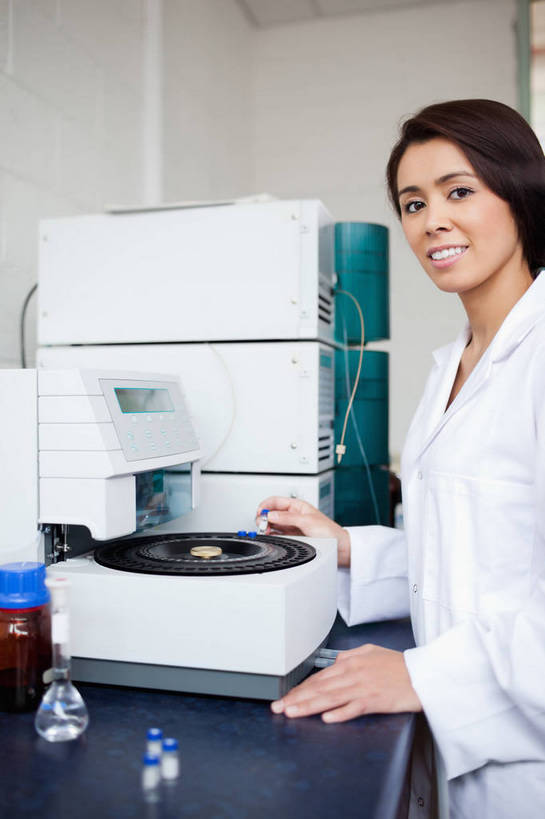 西方人,一个人,科学家,站,笑,微笑,露齿笑,竖图,室内,白天,侧面,机器,桌面,桌子,欧洲,欧洲人,仅一个年轻女性,仅一个女性,仅一个人,握,阴影,服装,反射,影子,实验室,研究室,扭头,注视,衣服,白色,观察,看,站着,转头,机械,握着,服饰,观看,察看,衣着,科研人员,白大褂,穿着,关注,研究者,工作台,试验室,离心机,实验服,科学研究者,衣饰,离心分离机,年轻女性,女人,女性,白种人,科学工作者,站立,半身,彩图,实验衣,实验台,实验桌