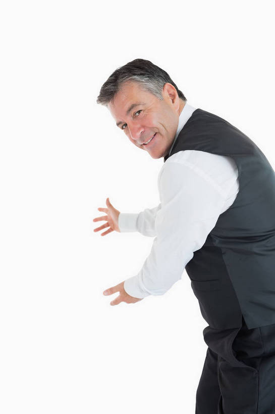 西方人,一个人,服务员,站,笑,微笑,露齿笑,竖图,室内,白天,白色背景,侧面,西装,欧洲,欧洲人,仅一个男性,仅一个人,仅一个中年男性,阴影,套装,正装,欢迎,反射,领结,影子,扭头,注视,职业装,观察,接待,看,站着,转头,摄影,影棚,观看,察看,象征,庄重,关注,身份,正式,地位,男人,男性,中年男性,白种人,服务生,侍者,站立,半身,彩图,影棚拍摄,拍摄