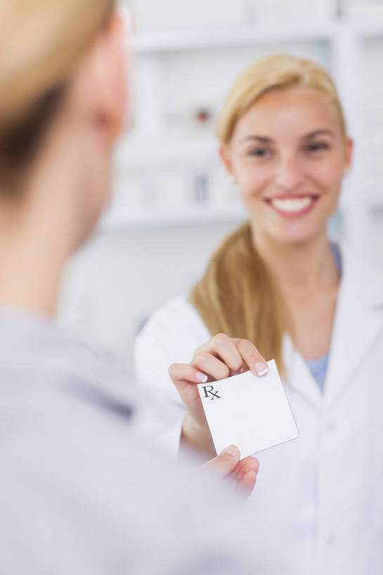 西方人,背部,两个人,药剂师,商店,站,笑,微笑,露齿笑,竖图,室内,白天,正面,工作服,衬衫,制服,欧洲,欧洲人,一张,握,阴影,朦胧,模糊,反射,文件,影子,置物架,注视,商铺,顾客,架子,药方,资料,药店,观察,看,站着,握着,药房,药铺,观看,察看,关注,文档,陈列架,市肆,商号,工作制服,搁架,主顾,年轻女性,女人,女性,中年女性,白种人,配药师,站立,半身,彩图,衬衣,工作套服,店铺,处方