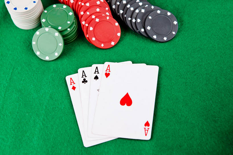 无人,横图,俯视,室内,特写,白天,游戏,赌博,贪欲,竞争,静物,扑克牌,纸牌,玩具,扑克,一堆,许多,绿色背景,堆叠,堆积,英文,标志,文字,字符,字母,很多,玩,娱乐,标识,刺激,红色,黑色,休闲,筹码,摄影,影棚,活动,堆,英文字母,计数,发泄,消遣,智力,赌具,积累,累积,21点,黑杰克,投机,侥幸,欲望,宣泄,筹马,记数,玩耍,嬉戏,彩图,高角度拍摄,影棚拍摄,拍摄,二十一点,胜负,输赢