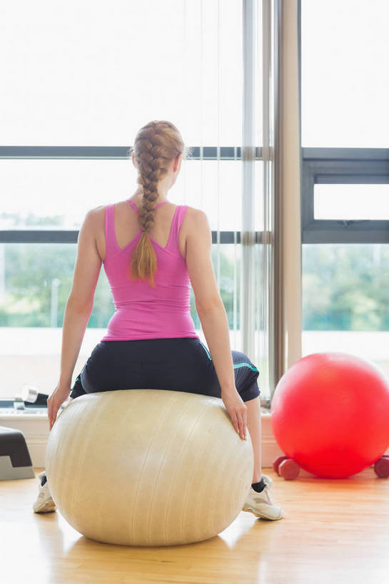 西方人,一个人,健身房,坐,竖图,室内,白天,锻炼,运动,窗户,地板,落地窗,欧洲,欧洲人,仅一个年轻女性,仅一个女性,仅一个人,服装,背心,地面,木地板,玻璃窗,背面,衣服,健身球,服饰,瑜伽球,衣着,穿着,衣饰,体育,年轻女性,女人,女性,白种人,坐着,彩图,全身,健身,健身馆