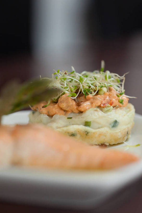 海鲜,三文鱼,无人,餐厅,竖图,俯视,室内,特写,白天,桌面,桌子,鲑鱼,芦笋,蔬菜,餐具,朦胧,模糊,新鲜,木制,鱼,碟子,盘,木桌,肉,鱼肉,黄油,食品,水产,肉类,鱼类,海洋生物,食物,一个,盘子,木制品,碟,有机食品,绿色食品,单个,乳制品,水生动物,白脱油,海产品,水生物,肉食,海底动物,豆瓣菜,鲑,乳脂,水蔊菜,水田芥菜,水茼蒿,西洋菜,猪尾巴,药鸡豆子,石刁柏,蚂蚁杆,龙须菜,狼尾巴根,彩图,高角度拍摄,餐馆,饭店,饭馆,水芥菜,水田芥,水田芹,木桌子