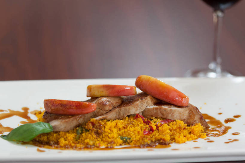 无人,横图,室内,白天,正面,烹饪,西餐,餐桌,桌子,苹果,杯子,餐具,水果,阴影,朦胧,模糊,新鲜,反射,木制,碟子,粉末,高脚杯,盘,影子,陶瓷,肉,生食,料理,食品,果实,陶瓷制品,红酒杯,粮食,菜肴,美食,肉类,玻璃制品,食物,一个,盘子,酒杯,木制品,碟,粉,西式,佳肴,有机食品,绿色食品,单个,餐台,农产品,葡萄酒杯,肉食,原材料,粉状,玻璃杯,彩图,粗麦粉