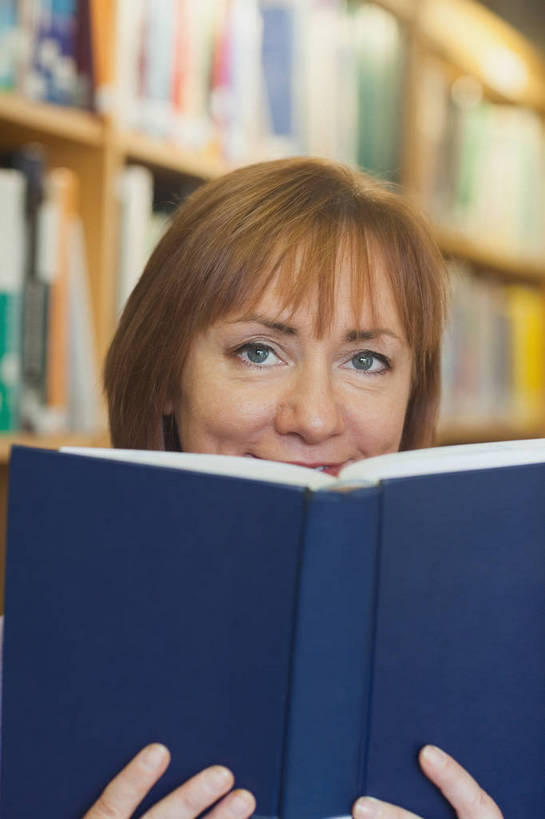 西方人,一个人,图书管理员,图书馆,竖图,室内,白天,正面,柜子,书籍,欧洲,欧洲人,仅一个女性,仅一个人,一排,许多,握,朦胧,模糊,整齐,并列,并排,很多,拿,拿着,注视,排列,书本,橱柜,书柜,观察,看,仅一个中年女性,书橱,握着,遮,遮掩,管理员,观看,察看,掩盖,遮挡,储存,队列,关注,平行,遮盖,浏览室,掩饰,储备,蕴藏,贮备,女人,女性,中年女性,白种人,书,图书,半身,彩图,书库,图书库,贮存,阅览室