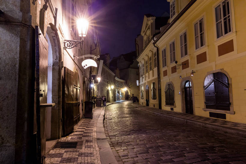 无人,家,横图,室外,夜晚,仰视,度假,美景,窗户,城市风光,城市,阴影,光线,影子,房屋,屋子,景观,公寓,小巷,灯光,娱乐,洋房,楼房,弄堂,玻璃窗,住宅,巷子,天空,天,享受,休闲,景色,放松,彩图,低角度拍摄,房子