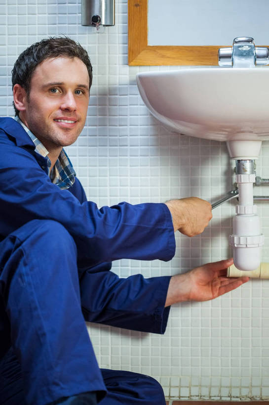 西方人,一个人,蹲,笑,微笑,露齿笑,竖图,室内,白天,侧面,工作服,制服,镜子,卫生间,浴室,欧洲,欧洲人,仅一个男性,仅一个人,仅一个中年男性,握,阴影,反射,工具,水槽,水龙头,影子,墙,扭头,注视,水斗,开关,墙壁,墙面,工人,蓝色,打开,观察,看,转头,握着,观看,扳手,修理,阀门,镜像,察看,开启,镜面,关注,扳头,水咀,工作制服,补缀,修缮,修补,男人,男性,中年男性,白种人,员工,淋浴房,蹲着,半身,彩图,工作套服,冲凉房,沐浴间,沐浴室,匠人,劳动者,体力工,公共浴室