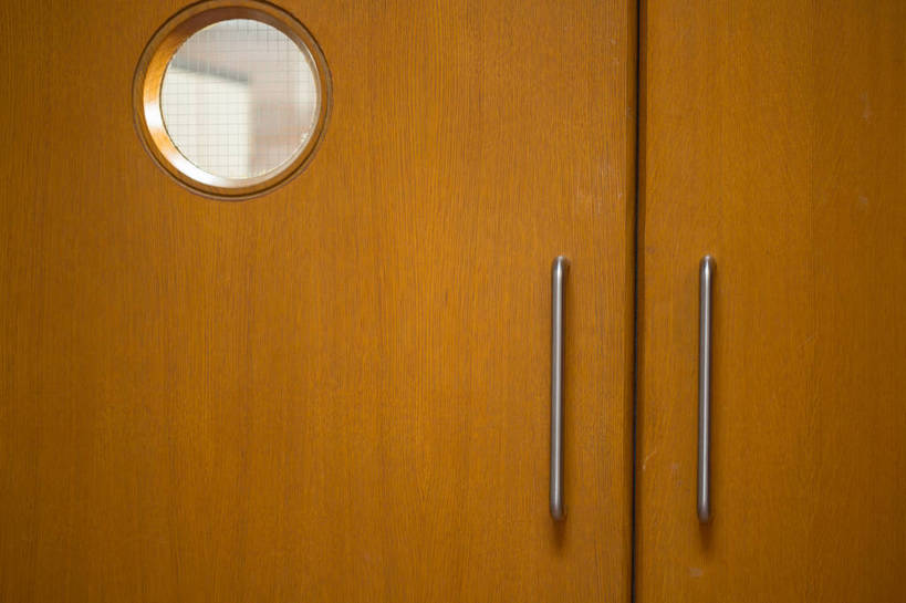 无人,学校,教学楼,横图,室内,白天,正面,窗户,门,木制,圆形,图形,圆,几何,校园,玻璃窗,把手,门把手,木制品,门框,教室,门把,数学,拉手,彩图,教学大楼,几何图形,平面图形