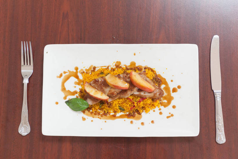 无人,横图,俯视,室内,特写,白天,餐桌,桌子,苹果,餐具,水果,切开,阴影,新鲜,反射,叉子,刀叉,刀子,粉末,影子,肉,生食,食品,果实,烤肉,粮食,肉类,食物,盘子,切,粉,有机食品,绿色食品,餐台,农产品,餐刀,剖面,肉食,原材料,餐叉,切面,粉状,进餐用具,彩图,高角度拍摄,粗麦粉