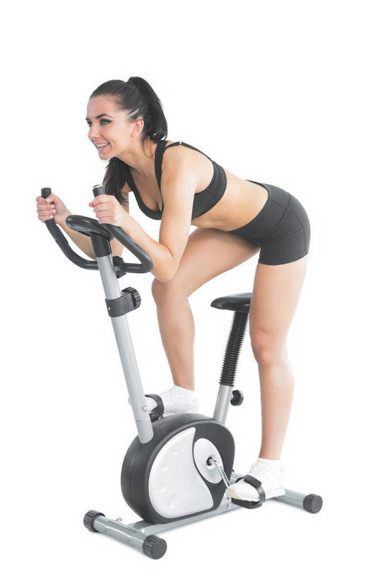 西方人,一个人,笑,微笑,露齿笑,竖图,室内,白天,白色背景,侧面,衬衫,欧洲,欧洲人,仅一个年轻女性,仅一个女性,仅一个人,握,内衣,裤子,拿,拿着,注视,运动器械,运动裤,骑,黑色,扶,观察,看,骑车,健身器械,胸罩,文胸,握着,摄影,影棚,观看,运动文胸,察看,扶着,关注,健身器材,健身车,乳罩,胸衣,运动胸罩,年轻女性,女人,女性,白种人,彩图,全身,影棚拍摄,衬衣,拍摄,运动型胸罩,运动器材