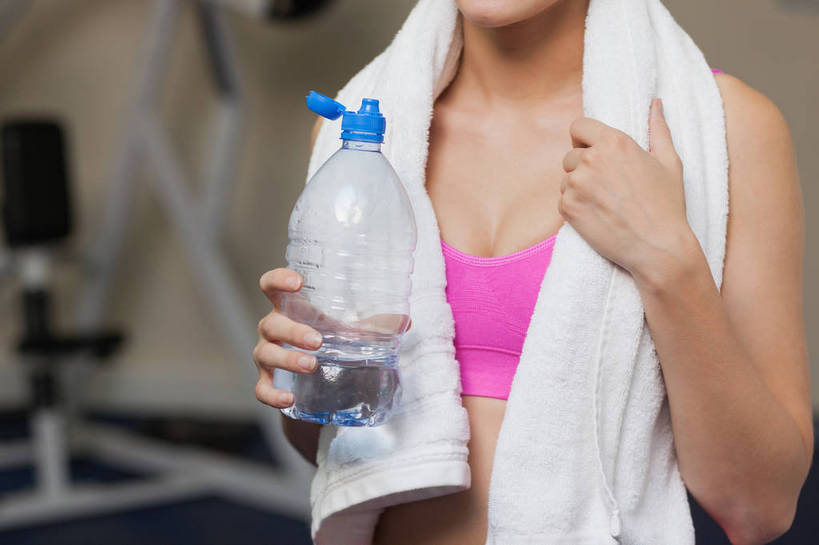 西方人,一个人,健身房,站,横图,室内,白天,正面,锻炼,运动,欧洲,欧洲人,仅一个年轻女性,仅一个女性,仅一个人,握,阴影,内衣,反射,纺织物,影子,墙,墙壁,墙面,一个,粉色,白色,灰色,瓶子,塑料制品,毛巾,清洁,站着,塑料瓶,胸罩,文胸,握着,单个,保暖,运动文胸,透气,防水,举重机,举重床,乳罩,胸衣,储水,耐磨,吸水,运动胸罩,体育,年轻女性,女人,女性,白种人,站立,半身,彩图,健身,健身馆,运动型胸罩