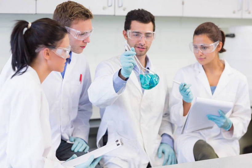 西方人,四个人,同事,科学家,站,笑,微笑,露齿笑,横图,室内,白天,正面,安全,成功,合作,团队,集体,信心,实验,仪器,欧洲,欧洲人,握,阴影,服装,研究,透明,反射,分析,化学,测试,笔,材料,档案,文件,眼镜,影子,墙,实验室,研究室,办公用品,防护,注视,队伍,墙壁,墙面,玻璃制品,文具,一个,衣服,白色,灰色,玻璃瓶,瓶子,手套,学习用品,资料,观察,看,站着,橡胶,器皿,握着,服饰,单个,观看,护目镜,保护,文具用品,察看,领导,衣着,科研人员,白大褂,成就,穿着,关注,文档,保险,研究者,橡胶手套,记录板,合伙,领袖,橡胶制品,试验室,记事板,实验服,科学研究者,玻璃仪器,试验耗材,实验用品,医用手套,保全,周全,安稳,安定,安全防护眼镜,衣饰,平安,男人,男性,年轻男性,年轻女性,女人,女性,白种人,科学工作者,站立,半身,彩图,实验衣,容量瓶,防护眼镜