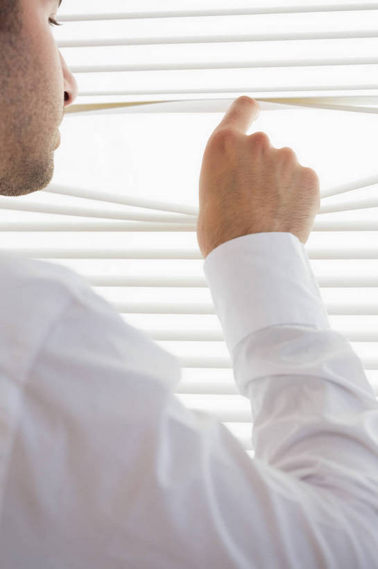 西方人,手,一个人,商务人士,商务男性,站,竖图,室内,白天,侧面,衬衫,窗户,欧洲,欧洲人,仅一个男性,仅一个人,一排,阴影,套装,整齐,反射,影子,百叶窗,领带,注视,排列,仅一个年轻男性,白色,观察,看,站着,手部,搭,偷看,观看,单手,察看,象征,庄重,搭着,队列,关注,商务装,身份,偷窥,工薪阶层,正式,地位,男人,男性,年轻男性,白种人,白领,上班族,站立,半身,彩图,衬衣,窥视,窥探