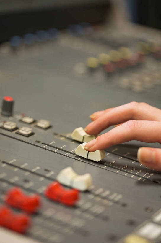 西方人,手,一个人,竖图,俯视,室内,特写,白天,零件,电路,欧洲,欧洲人,仅一个男性,仅一个人,一排,关闭,阴影,朦胧,模糊,整齐,并列,并排,反射,影子,加工,开关,排列,仅一个年轻男性,按钮,打开,手部,搭,放大,单手,修饰,混合,录音棚,录音室,播音,开启,搭着,队列,广播,调音台,播音员,分配,平行,播报员,闭合,调音控制台,男人,男性,年轻男性,白种人,半身,彩图,高角度拍摄