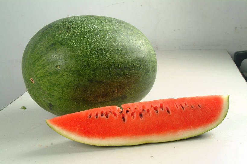 无人,横图,俯视,室内,特写,白天,餐桌,桌子,西瓜,水果,切开,阴影,新鲜,反射,影子,生食,食品,果实,食物,两个,红色,绿色,白色,切,有机食品,绿色食品,餐台,剖面,切面,寒瓜,彩图,高角度拍摄,shjb1