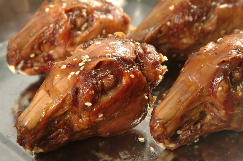 无人,横图,俯视,室内,特写,白天,烹饪,中餐,餐桌,桌子,一排,阴影,整齐,并列,并排,反射,影子,肉,料理,食品,菜肴,美食,肉类,食物,排列,四个,中式,佳肴,餐台,中华料理,队列,平行,肉食,彩图,高角度拍摄,shjb1