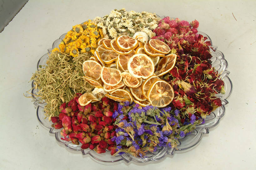 无人,横图,俯视,室内,特写,白天,幸福,餐桌,茶,桌子,柠檬,玻璃,一堆,许多,阴影,堆叠,堆积,盛开,反射,影子,茶叶,饮品,很多,花蕾,娱乐,玻璃制品,花,花瓣,花朵,鲜花,一个,容器,碗,花茶,干花,花苞,花蕊,享受,休闲,温馨,放松,乐趣,保健,养生,单个,餐台,储藏,堆,花草茶,舒适,储存,香花茶,香片,熏花茶,益母果,柠檬片,柠果,彩图,高角度拍摄,贮存,柠檬干片,shjb1