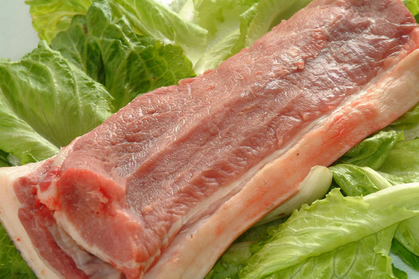 无人,横图,俯视,室内,特写,白天,餐桌,桌子,蔬菜,叶子,一块,切开,阴影,新鲜,反射,影子,生菜,莴苣,肉,食品,绿叶,猪肉,肉类,食物,粉色,绿色,切,嫩叶,有机食品,绿色食品,餐台,剖面,肉食,切面,豚肉,春菜,鹅仔菜,莴仔菜,千金菜,叶用莴苣,叶,叶片,彩图,高角度拍摄,shjb1