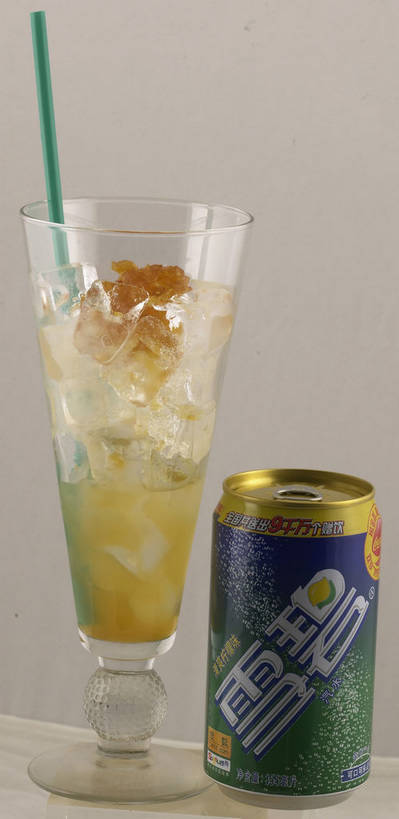 无人,竖图,室内,特写,白天,正面,餐桌,桌子,杯子,金属制品,两根,一堆,一根,阴影,堆叠,堆积,灰色背景,反射,金属,包装,标志,罐子,文字,影子,字符,塑料,冰,汽水,冰块,饮品,一杯,标识,冷冻,玻璃制品,饮料,容器,水杯,塑料制品,吸管,碳酸饮料,雪碧,汉字,寒冷,摄影,影棚,冷藏,餐台,易拉罐,堆,冰冷,空心,可口,中文,摄影棚,饮管,国文,华文,一罐,保鲜,适口,玻璃杯,彩图,影棚拍摄,拍摄,荷兰水,圆柱状,shjb1