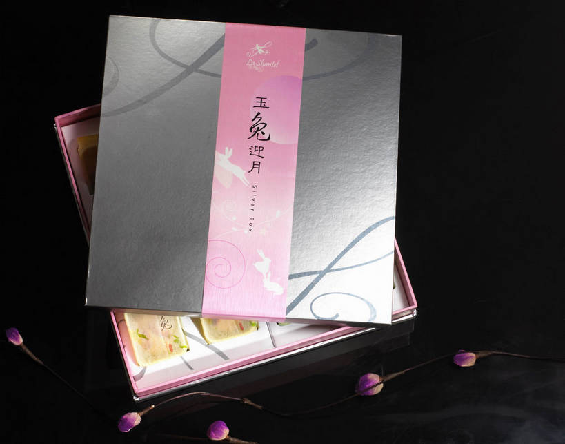 点心,月饼,无人,横图,俯视,室内,特写,白天,餐桌,桌子,中秋节,阴影,黑色背景,节日,庆祝,盛开,反射,标志,文字,影子,纸盒,字符,料理,食品,面点,花蕾,文化,标识,美食,盒子,花,花瓣,花朵,鲜花,食物,糕点,一个,紫色,包装盒,容器,花苞,花蕊,打开,庆典,中式,汉字,摄影,影棚,单个,餐台,纪念,储藏,开启,储存,中文,摄影棚,中秋,国文,华文,宫饼,胡饼,团圆饼,小饼,月团,彩图,高角度拍摄,影棚拍摄,拍摄,八月会,八月节,拜月节,端正月,秋节,团圆节,月节,月夕,贮存,shjb1