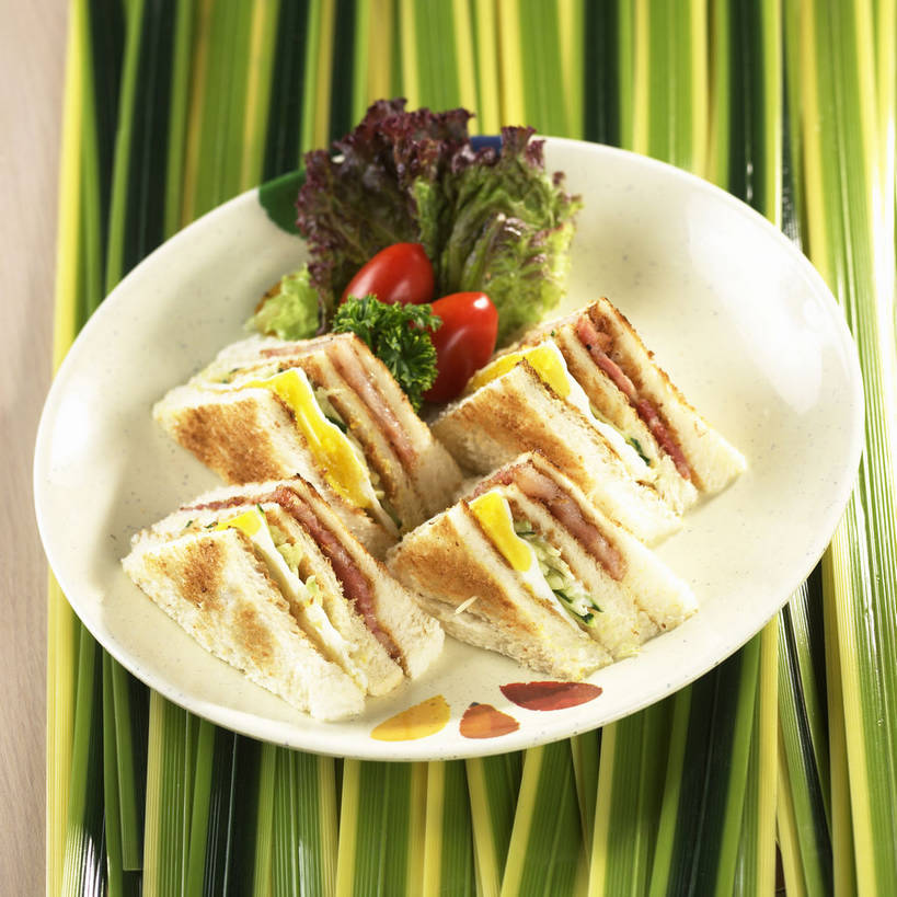 点心,面包,无人,方图,俯视,室内,特写,白天,烹饪,西餐,餐桌,桌子,蔬菜,西红柿,小番茄,餐具,叶子,阴影,新鲜,反射,碟子,盘,影子,生菜,莴苣,肉,三明治,料理,食品,面点,绿叶,培根,猪肉,菜肴,美食,肉类,食物,糕点,一个,盘子,碟,快餐,四个,嫩叶,西式,佳肴,有机食品,绿色食品,单个,餐台,肉食,西式快餐,三文治,豚肉,春菜,鹅仔菜,莴仔菜,千金菜,叶用莴苣,小西红柿,樱桃小番茄,珍珠小番茄,叶,叶片,樱桃番茄,圣女果,番茄,彩图,高角度拍摄,烟肉,腌熏,培根三明治,shjb1