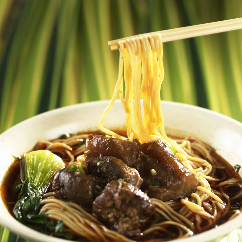 面食,面条,无人,方图,俯视,室内,特写,白天,烹饪,中餐,餐桌,筷子,桌子,蔬菜,餐具,叶子,一双,阴影,朦胧,模糊,新鲜,反射,影子,陶瓷,青菜,面,肉,牛肉,料理,食品,绿叶,陶瓷制品,文化,传统,菜肴,美食,肉类,食物,一个,容器,碗,中式,嫩叶,佳肴,牛肉面,有机食品,绿色食品,单个,餐台,中华料理,储藏,礼节,储存,小白菜,礼仪,肉食,不结球白菜,叶,叶片,进餐用具,彩图,高角度拍摄,贮存,牛腱,半筋半肉牛肉面,shjb1