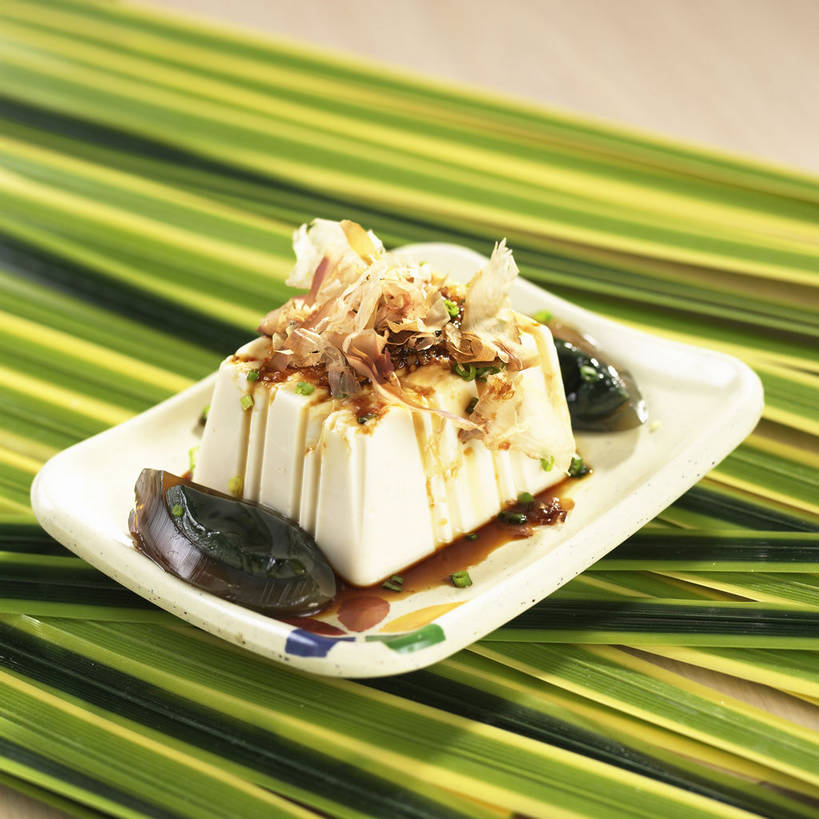 海鲜,豆腐,无人,方图,俯视,室内,特写,白天,烹饪,餐桌,桌子,餐具,叶子,阴影,反射,鱼,碟子,盘,影子,蛋,肉,鱼肉,日本料理,料理,食品,绿叶,鲣鱼,水产,鸭蛋,皮蛋,小吃,菜肴,美食,肉类,鱼类,海洋生物,食物,一个,盘子,碟,日式料理,日式,嫩叶,佳肴,单个,餐台,豆制品,水生动物,海产品,水生物,肉食,海底动物,卵,鸭卵,小金枪鱼,炸弹鱼,柴鱼,鲣节,松花蛋,变蛋,叶,叶片,彩图,高角度拍摄,柴鱼豆腐,shjb1