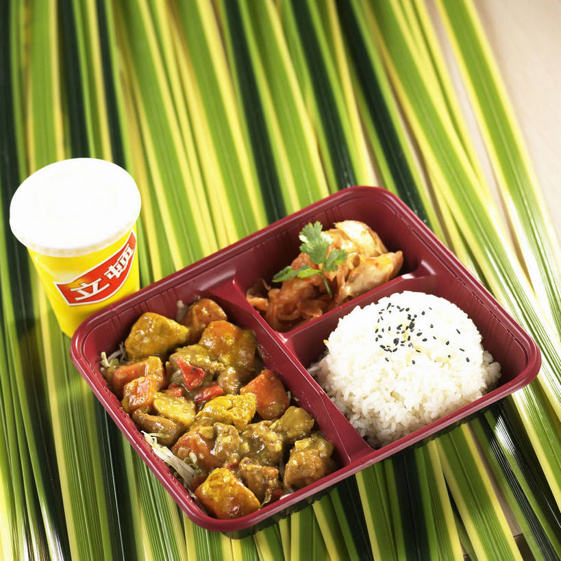 盒饭,米饭,咖哩,无人,方图,俯视,室内,特写,白天,烹饪,餐桌,桌子,蔬菜,杯子,叶子,阴影,新鲜,反射,便当,标志,饭盒,文字,影子,字符,塑料,调料,鸡肉,肉,芝麻,日本料理,奶茶,料理,食品,绿叶,饮品,饭,调味品,一杯,调味料,标识,咖喱,菜肴,美食,肉类,食物,饮料,两个,黑色,容器,塑料制品,纸制品,日式料理,日式,嫩叶,汉字,便捷,佳肴,有机食品,绿色食品,便当盒,餐台,储藏,纸杯,黑芝麻,五谷,便利,储存,可口,一次性杯子,中文,小白菜,肉食,快捷,脂麻,胡麻,白麻,巨胜子,油麻,国文,华文,弁当,不结球白菜,适口,叶,叶片,彩图,高角度拍摄,贮存,咖喱鸡肉饭,shjb1