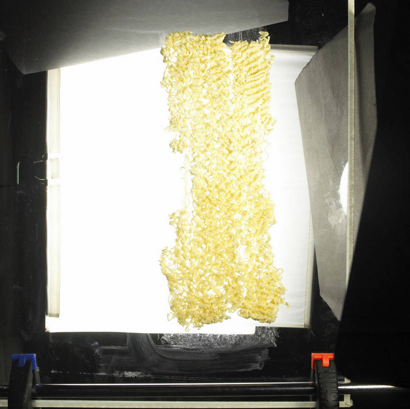 面食,面条,无人,横图,俯视,室内,特写,白天,餐桌,桌子,阴影,曲折,弯曲,反射,影子,面,食品,食物,黄色,蜿蜒,餐台,便利,方便面,泡面,快捷,即食面,快熟面,速食面,方便,彩图,高角度拍摄,shjb1