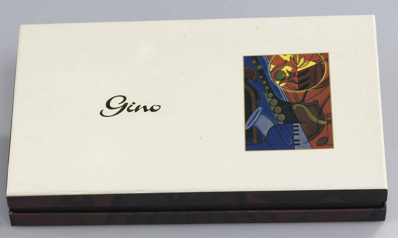 点心,月饼,无人,横图,俯视,室内,特写,白天,餐桌,桌子,中秋节,阴影,灰色背景,节日,庆祝,反射,英文,标志,图形,文字,影子,纸盒,字符,字母,料理,食品,面点,长方形,几何,文化,标识,美食,盒子,食物,糕点,一个,包装盒,容器,庆典,中式,一盒,摄影,影棚,单个,餐台,纪念,储藏,英文字母,矩形,储存,数学,摄影棚,中秋,宫饼,胡饼,团圆饼,小饼,月团,彩图,高角度拍摄,影棚拍摄,拍摄,八月会,八月节,拜月节,端正月,秋节,团圆节,月节,月夕,几何图形,平面图形,贮存,shjb1