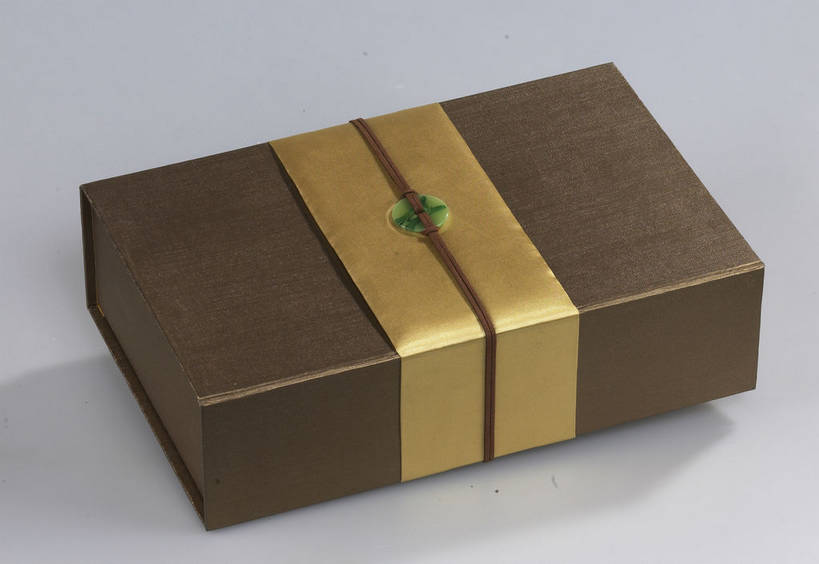 点心,月饼,无人,横图,俯视,室内,特写,白天,餐桌,桌子,中秋节,阴影,灰色背景,节日,庆祝,反射,图形,影子,纸盒,料理,食品,面点,棕色,长方形,几何,文化,美食,盒子,食物,糕点,一个,包装盒,容器,庆典,金色,中式,一盒,摄影,影棚,单个,餐台,纪念,储藏,矩形,储存,数学,摄影棚,中秋,宫饼,胡饼,团圆饼,小饼,月团,彩图,高角度拍摄,影棚拍摄,拍摄,八月会,八月节,拜月节,端正月,秋节,团圆节,月节,月夕,几何图形,平面图形,贮存,shjb1