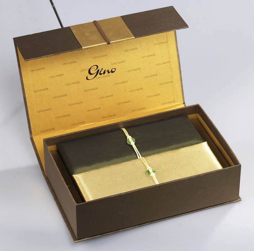 点心,月饼,无人,横图,俯视,室内,特写,白天,餐桌,桌子,中秋节,阴影,灰色背景,节日,庆祝,反射,英文,标志,图形,文字,影子,纸盒,字符,字母,料理,食品,面点,棕色,长方形,几何,文化,标识,美食,盒子,食物,糕点,一个,包装盒,容器,打开,庆典,金色,中式,一盒,摄影,影棚,单个,餐台,纪念,储藏,英文字母,矩形,开启,储存,数学,摄影棚,中秋,宫饼,胡饼,团圆饼,小饼,月团,彩图,高角度拍摄,影棚拍摄,拍摄,八月会,八月节,拜月节,端正月,秋节,团圆节,月节,月夕,几何图形,平面图形,贮存,shjb1