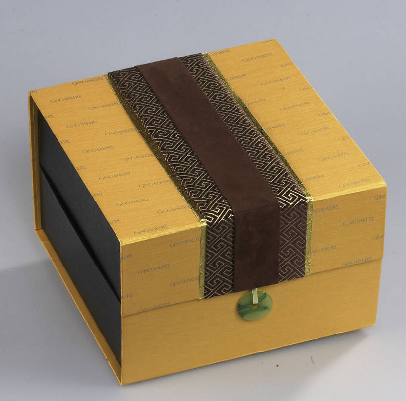 点心,月饼,无人,横图,俯视,室内,特写,白天,餐桌,桌子,中秋节,阴影,灰色背景,节日,庆祝,反射,英文,标志,图形,文字,影子,正方形,纸盒,字符,字母,料理,食品,面点,棕色,几何,文化,标识,美食,盒子,食物,糕点,一个,包装盒,容器,庆典,金色,中式,一盒,摄影,影棚,单个,餐台,纪念,储藏,英文字母,储存,数学,摄影棚,中秋,宫饼,胡饼,团圆饼,小饼,月团,彩图,高角度拍摄,影棚拍摄,拍摄,八月会,八月节,拜月节,端正月,秋节,团圆节,月节,月夕,几何图形,平面图形,正四边形,贮存,shjb1