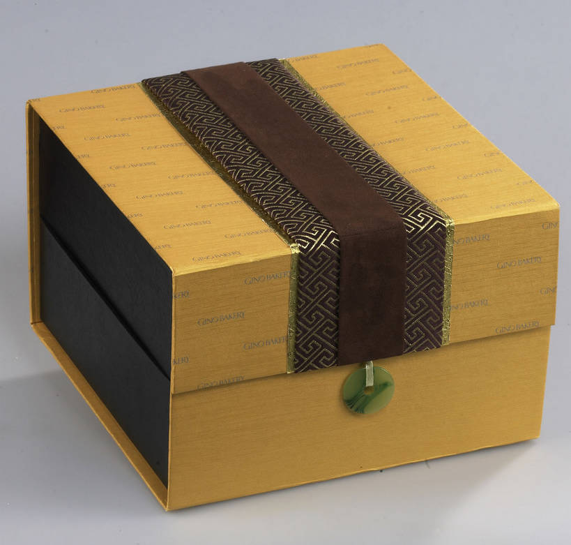 点心,月饼,无人,横图,俯视,室内,特写,白天,餐桌,桌子,中秋节,阴影,灰色背景,节日,庆祝,反射,英文,标志,图形,文字,影子,正方形,纸盒,字符,字母,料理,食品,面点,棕色,几何,文化,标识,美食,盒子,食物,糕点,一个,包装盒,容器,庆典,金色,中式,一盒,摄影,影棚,单个,餐台,纪念,储藏,英文字母,储存,数学,摄影棚,中秋,宫饼,胡饼,团圆饼,小饼,月团,彩图,高角度拍摄,影棚拍摄,拍摄,八月会,八月节,拜月节,端正月,秋节,团圆节,月节,月夕,几何图形,平面图形,正四边形,贮存,shjb1