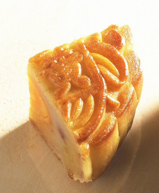 点心,月饼,无人,竖图,俯视,室内,特写,白天,餐桌,桌子,中秋节,切开,阴影,节日,庆祝,反射,标志,文字,影子,字符,料理,食品,面点,文化,标识,美食,食物,糕点,一个,黄色,切,庆典,中式,汉字,单个,餐台,纪念,中文,剖面,切面,中秋,国文,华文,宫饼,胡饼,团圆饼,小饼,月团,彩图,高角度拍摄,八月会,八月节,拜月节,端正月,秋节,团圆节,月节,月夕,广式月饼,shjb1