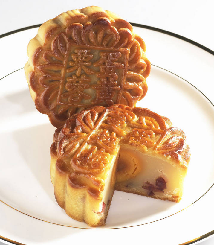 点心,月饼,无人,竖图,俯视,室内,特写,白天,餐桌,桌子,餐具,中秋节,切开,阴影,节日,庆祝,反射,标志,碟子,盘,文字,影子,字符,料理,食品,面点,文化,标识,美食,食物,糕点,两个,一个,黄色,白色,盘子,碟,切,庆典,中式,汉字,单个,餐台,纪念,中文,剖面,切面,中秋,国文,华文,宫饼,胡饼,团圆饼,小饼,月团,彩图,高角度拍摄,八月会,八月节,拜月节,端正月,秋节,团圆节,月节,月夕,广式月饼,栗蓉蛋黄月饼,shjb1