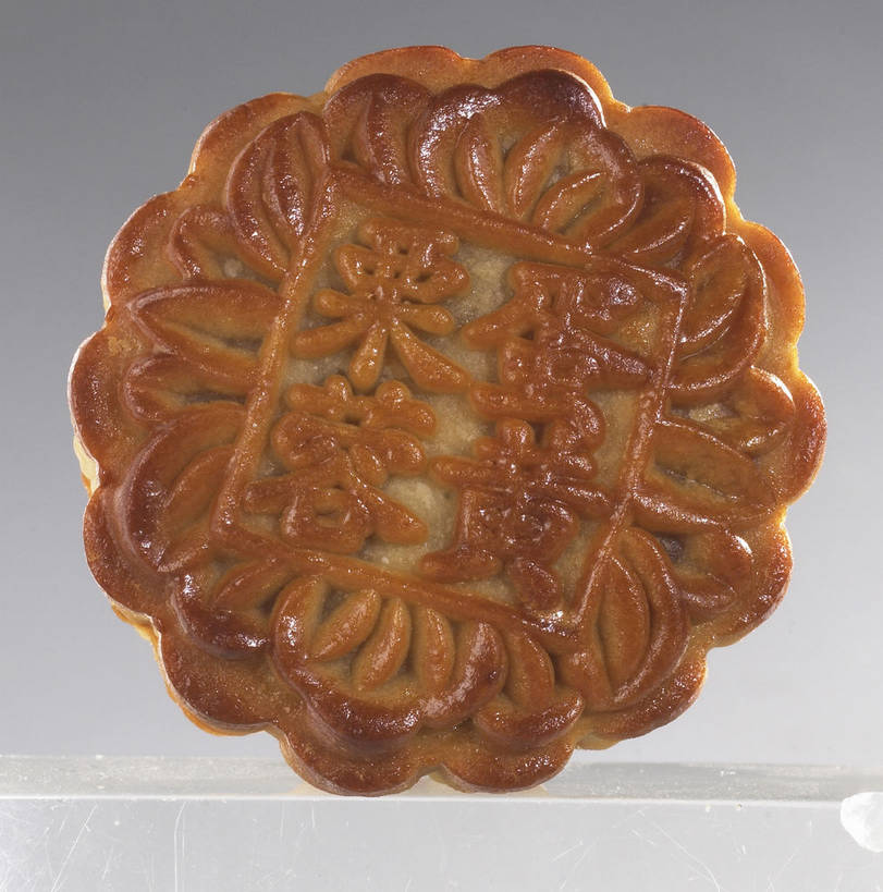 点心,月饼,无人,竖图,俯视,室内,特写,白天,餐桌,桌子,中秋节,阴影,花纹,灰色背景,节日,庆祝,反射,圆形,标志,图形,文字,影子,圆,字符,料理,食品,面点,几何,文化,标识,美食,食物,糕点,一个,黄色,庆典,中式,汉字,摄影,影棚,单个,餐台,纪念,数学,中文,摄影棚,中秋,国文,华文,宫饼,胡饼,团圆饼,小饼,月团,彩图,高角度拍摄,影棚拍摄,拍摄,八月会,八月节,拜月节,端正月,秋节,团圆节,月节,月夕,几何图形,平面图形,广式月饼,栗蓉蛋黄月饼,shjb1