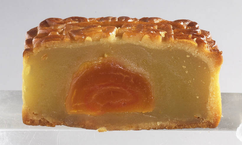 点心,月饼,无人,横图,俯视,室内,特写,白天,餐桌,桌子,中秋节,切开,阴影,灰色背景,节日,庆祝,反射,标志,文字,影子,字符,蛋黄,料理,食品,面点,半个,文化,标识,美食,食物,糕点,黄色,切,一半,庆典,中式,汉字,摄影,影棚,餐台,纪念,中文,摄影棚,剖面,切面,中秋,国文,华文,宫饼,胡饼,团圆饼,小饼,月团,彩图,高角度拍摄,影棚拍摄,拍摄,八月会,八月节,拜月节,端正月,秋节,团圆节,月节,月夕,咸蛋黄,广式月饼,shjb1