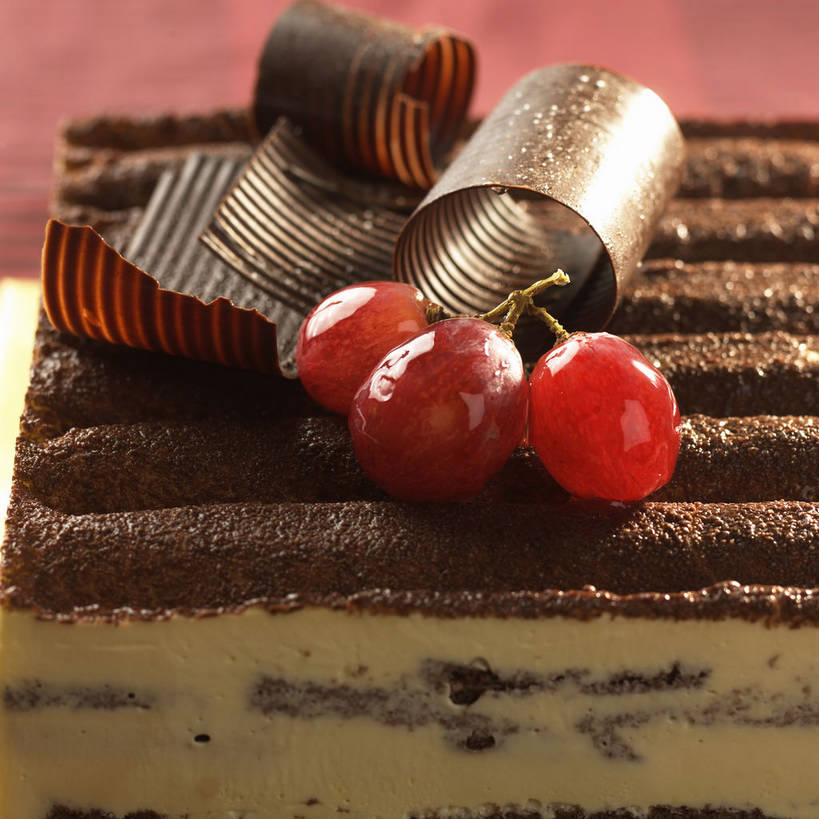 点心,无人,方图,俯视,室内,特写,白天,下午茶,餐桌,桌子,葡萄,水果,一块,阴影,新鲜,反射,布料,影子,生食,食品,糖,糖果,甜点,甜品,果实,提子,布纹,三颗,桌布,食物,糕点,红色,餐巾,台布,甜食,巧克力,有机食品,绿色食品,餐台,朱古力,山葫芦,蒲桃,草龙珠,餐桌布,彩图,高角度拍摄,蛋糕,红地球,红提,红提葡萄,晚红,shjb1