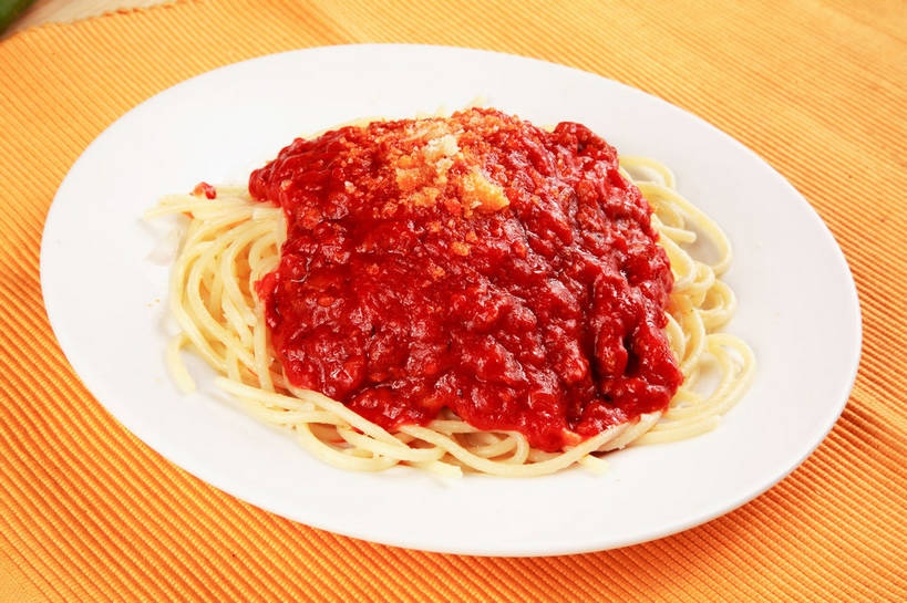 面食,面条,意大利面,无人,横图,俯视,室内,特写,白天,西餐,餐桌,桌子,餐具,阴影,反射,布料,碟子,盘,影子,调料,酱料,酱汁,面,茄汁,肉,佐料,料理,食品,调味品,调味料,布纹,番茄酱,肉酱,肉糜,肉末,酱,肉类,桌布,食物,一个,黄色,红色,白色,盘子,餐巾,碟,台布,西式,单个,餐台,肉食,意粉,意面,餐桌布,彩图,高角度拍摄,番茄肉酱,番茄肉酱意面,shjb1