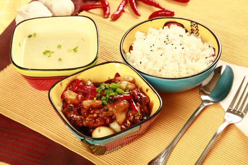 米饭,无人,横图,俯视,室内,特写,白天,烹饪,中餐,餐桌,桌子,辣椒,蔬菜,蒜,餐具,金属制品,一堆,许多,堆叠,堆积,新鲜,金属,木制,叉子,勺子,陶瓷,鸡肉,肉,汤,料理,食品,陶瓷制品,饭,很多,两把,蒜头,菜肴,美食,肉类,食物,红色,餐巾,木制品,容器,调羹,汤匙,碗,中式,佳肴,有机食品,绿色食品,餐台,中华料理,辣子鸡,储藏,堆,五谷,储存,肉食,餐叉,辣角,红海椒,大椒,辣虎,广椒,胡蒜,保洁方巾,口布,进餐用具,辣子,红辣椒,海椒,番椒,大蒜,彩图,高角度拍摄,贮存,shjb1