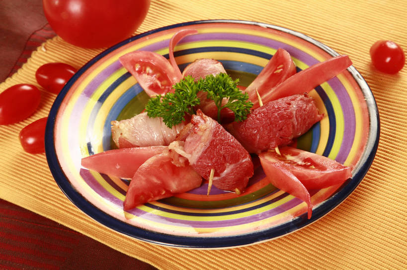 无人,横图,俯视,室内,特写,白天,烹饪,西餐,餐桌,桌子,芹菜,蔬菜,西红柿,小番茄,新鲜,装饰,布料,肉,料理,食品,布纹,培根,猪肉,菜肴,美食,肉类,竹签,桌布,食物,红色,餐巾,台布,西式,佳肴,有机食品,绿色食品,荷兰芹,欧芹,香芹,餐台,华丽,修饰,点缀,肉食,豚肉,取食签,法香,巴西利,洋香菜,洋芫荽,法国香菜,衬托,美观,雅致,雅观,旱芹菜,番荽,小西红柿,樱桃小番茄,珍珠小番茄,樱桃番茄,洋柿子,圣女果,柑仔蜜,番茄,臭柿,餐桌布,彩图,高角度拍摄,烟肉,腌熏,六月柿,培根卷,喜报三元,番茄培根卷,shjb1