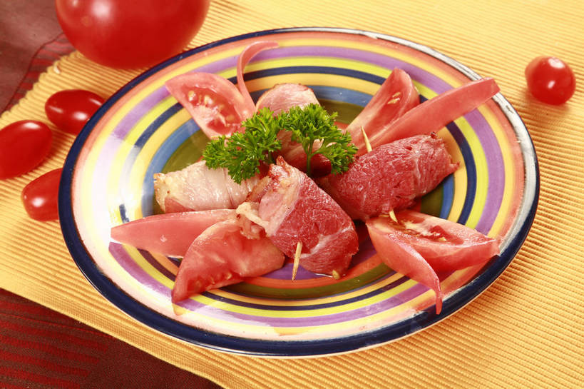 无人,横图,俯视,室内,特写,白天,烹饪,西餐,餐桌,桌子,芹菜,蔬菜,西红柿,小番茄,新鲜,装饰,布料,肉,料理,食品,布纹,培根,猪肉,菜肴,美食,肉类,竹签,桌布,食物,红色,餐巾,台布,西式,佳肴,有机食品,绿色食品,荷兰芹,欧芹,香芹,餐台,华丽,修饰,点缀,肉食,豚肉,取食签,法香,巴西利,洋香菜,洋芫荽,法国香菜,衬托,美观,雅致,雅观,旱芹菜,番荽,小西红柿,樱桃小番茄,珍珠小番茄,樱桃番茄,洋柿子,圣女果,柑仔蜜,番茄,臭柿,餐桌布,彩图,高角度拍摄,烟肉,腌熏,六月柿,培根卷,喜报三元,番茄培根卷,shjb1