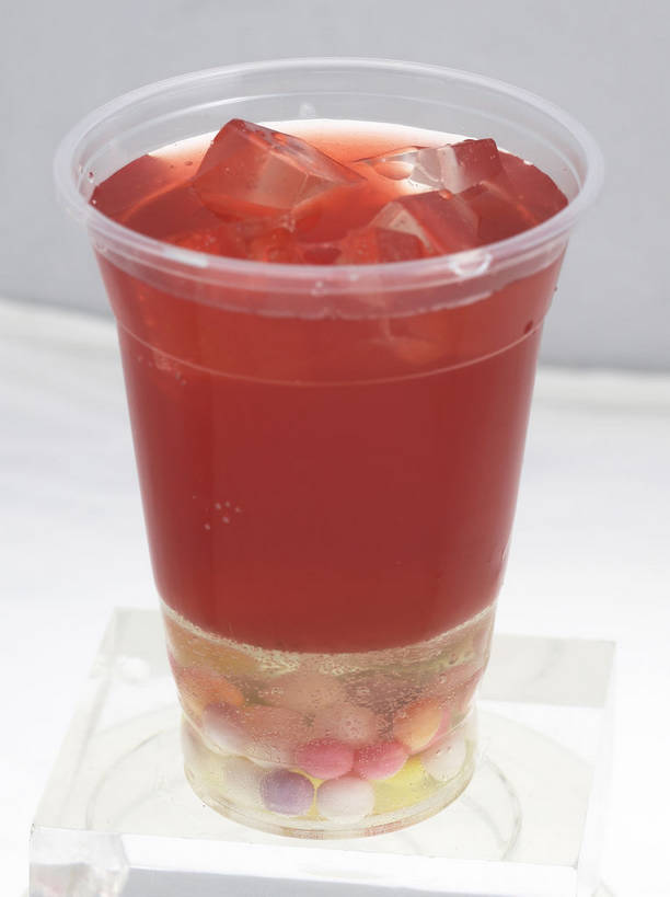 点心,无人,竖图,俯视,室内,特写,白天,餐桌,桌子,杯子,一堆,许多,堆叠,堆积,灰色背景,塑料,冰,冰块,食品,甜点,甜品,饮品,很多,一杯,冷冻,食物,饮料,红色,容器,塑料制品,甜食,寒冷,摄影,影棚,冷藏,餐台,储藏,堆,冰冷,储存,可口,摄影棚,保鲜,适口,彩图,高角度拍摄,影棚拍摄,拍摄,贮存,粉圆,珍珠粉圆,shjb1