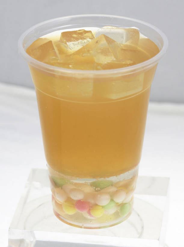 点心,无人,竖图,俯视,室内,特写,白天,餐桌,桌子,杯子,一堆,许多,堆叠,堆积,灰色背景,塑料,冰,冰块,食品,甜点,甜品,饮品,很多,一杯,冷冻,食物,饮料,容器,塑料制品,甜食,橙色,寒冷,摄影,影棚,冷藏,餐台,储藏,堆,冰冷,储存,可口,摄影棚,保鲜,适口,彩图,高角度拍摄,影棚拍摄,拍摄,贮存,粉圆,珍珠粉圆,shjb1