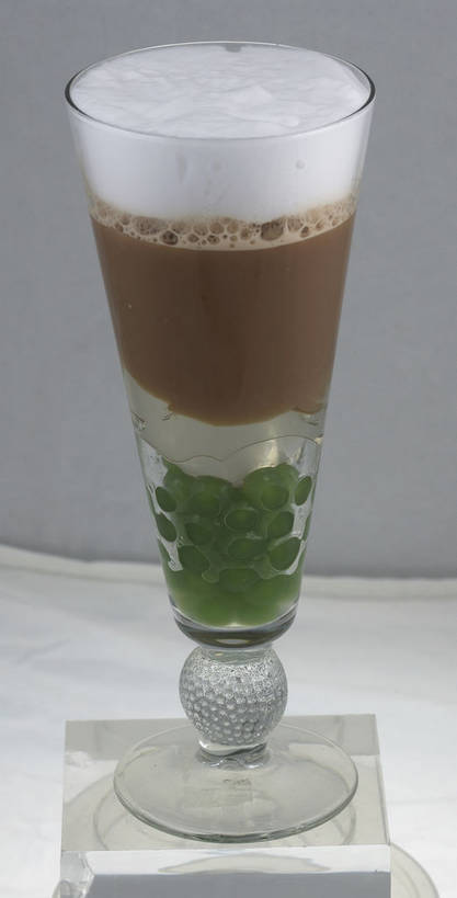 点心,无人,竖图,俯视,室内,特写,白天,餐桌,桌子,杯子,一堆,许多,堆叠,堆积,灰色背景,泡沫,食品,甜点,甜品,杯垫,饮品,很多,一杯,玻璃制品,食物,饮料,一个,绿色,白色,水杯,垫子,甜食,摄影,影棚,单个,餐台,堆,可口,摄影棚,适口,玻璃杯,彩图,高角度拍摄,影棚拍摄,拍摄,粉圆,珍珠粉圆,shjb1