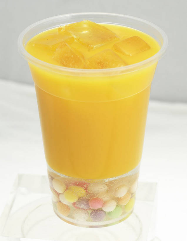 点心,无人,竖图,俯视,室内,特写,白天,餐桌,桌子,杯子,一堆,许多,堆叠,堆积,灰色背景,塑料,冰,冰块,食品,甜点,甜品,饮品,很多,一杯,冷冻,食物,饮料,黄色,容器,塑料制品,甜食,寒冷,摄影,影棚,冷藏,餐台,储藏,堆,冰冷,储存,可口,摄影棚,保鲜,适口,彩图,高角度拍摄,影棚拍摄,拍摄,贮存,粉圆,珍珠粉圆,shjb1