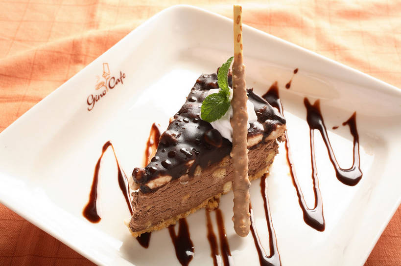 点心,无人,横图,俯视,室内,特写,白天,下午茶,餐桌,桌子,餐具,一块,装饰,碟子,盘,陶瓷,薄荷,食品,糖,糖果,甜点,甜品,褐色,银丹草,陶瓷制品,巧克力蛋糕,食物,糕点,一个,白色,盘子,碟,饼干,甜食,零食,巧克力,巧克力酱,日式,单个,餐台,朱古力,华丽,修饰,点缀,衬托,美观,雅致,雅观,斑叶凤梨薄荷,夜息香,百奇,彩图,高角度拍摄,蛋糕,shjb1