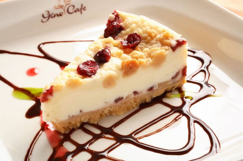 点心,无人,横图,俯视,室内,特写,白天,下午茶,餐桌,桌子,浆果,餐具,一块,碟子,盘,陶瓷,食品,褐色,陶瓷制品,芝士蛋糕,食物,腌制,糕点,一个,红色,白色,盘子,碟,巧克力,巧克力酱,起司蛋糕,蜜饯,单个,餐台,朱古力,曼越桔,蔓越橘,蔓越莓,小红莓,果脯,酸莓,彩图,高角度拍摄,干酪蛋糕,酸果蔓,蛋糕,蔓越莓干,shjb1