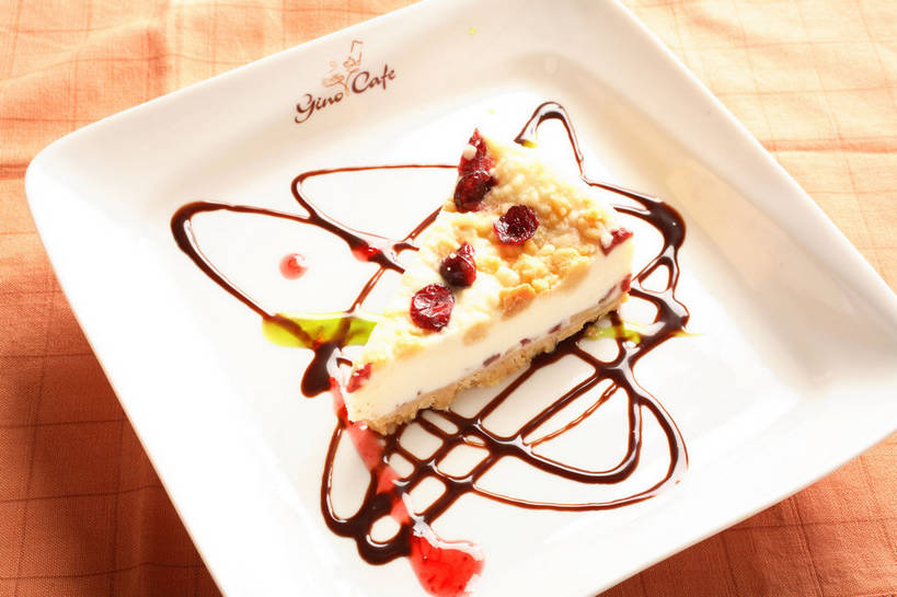 点心,无人,横图,俯视,室内,特写,白天,下午茶,餐桌,桌子,浆果,餐具,一块,布料,碟子,盘,陶瓷,食品,褐色,陶瓷制品,芝士蛋糕,布纹,桌布,食物,腌制,糕点,一个,红色,白色,盘子,餐巾,碟,台布,巧克力,巧克力酱,起司蛋糕,蜜饯,单个,餐台,朱古力,曼越桔,蔓越橘,蔓越莓,小红莓,果脯,酸莓,餐桌布,彩图,高角度拍摄,干酪蛋糕,酸果蔓,蛋糕,蔓越莓干,shjb1